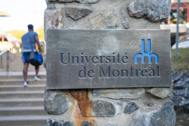 Montreal, Quebec, Kanada - 31 Ağustos 2021: Montreal Üniversitesi giriş işareti (Universit? Montr Kampüsü.