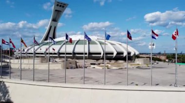 Dünyanın bayraklarıyla Montreal Olimpiyat Stadyumu (The Big O). Montreal, Quebec, Kanada.