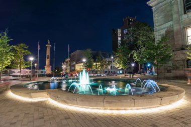 Montreal, Quebec, Kanada - 18 Ağustos 2021: Vauquelin Meydanı çeşmesinin gece manzarası.