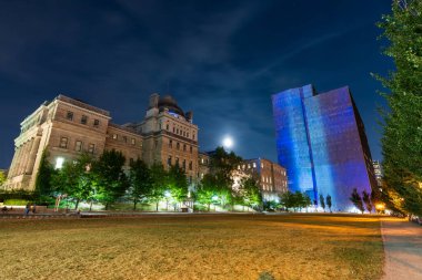 Champ de Mars Montreal 'in gece manzarası. Montreal, Quebec, Kanada. Service des Finances de la Ville de Montr (Montreal şehrinin finans departmanı), Montreal Adliyesi.