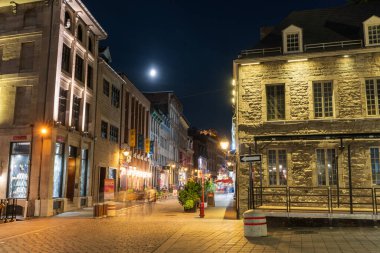 Montreal, Quebec, Kanada - 18 Ağustos 2021: Old Montreal gece manzarası. Saint Paul Caddesi (Saint-Paul Sokağı)).