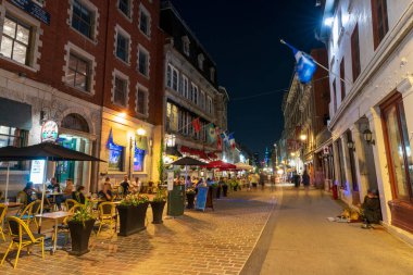 Montreal, Quebec, Kanada - 18 Ağustos 2021: Old Montreal gece manzarası. Saint Paul Caddesi (Saint-Paul Sokağı)).