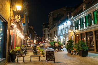 Montreal, Quebec, Kanada - 18 Ağustos 2021: Old Montreal gece manzarası. Saint Paul Caddesi (Saint-Paul Sokağı)).