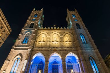 Montreal, Quebec, Kanada - 18 Ağustos 2021: Eski Montreal 'deki Notre-Dame Bazilikası Gece Görüşü.
