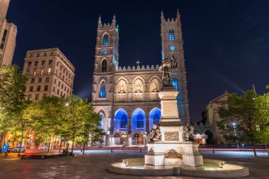Montreal, Quebec, Kanada - 18 Ağustos 2021: Place d 'Armes in Old Montreal gece manzarası. Notre-Dame Bazilikası. Maisonneuve Anıtı.