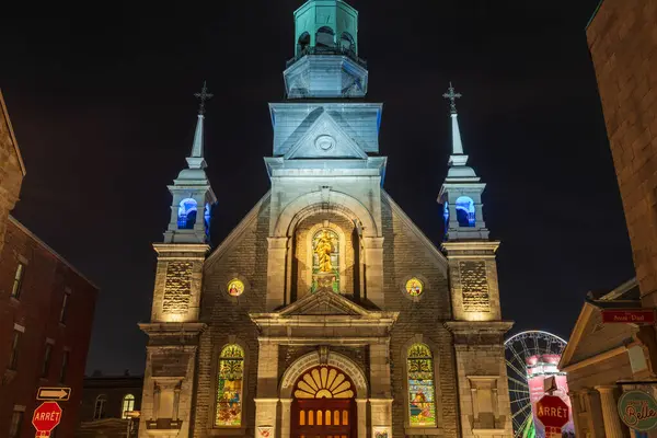 Montreal, Quebec, Kanada - 18 Ağustos 2021: Notre-Dame-de-Bon-Secours Şapeli. Geceleyin Marguerite-Bourgeoys sitesi (Chapelle Notre-Dame-de-Bon-Secours) aydınlandı.