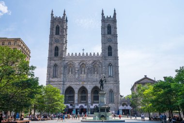 Montreal, Quebec, Kanada - 5 Ağustos 2021: Place d 'Armes in Old Montreal. Notre-Dame Bazilikası, Aldred Binası, New York Hayat Sigortası Binası.