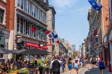Montreal, Quebec, Kanada - 5 Ağustos 2021: Eski Montreal manzarası. Saint Paul Caddesi 'ndeki Retro tarzı bina (Rue Saint-Paul).