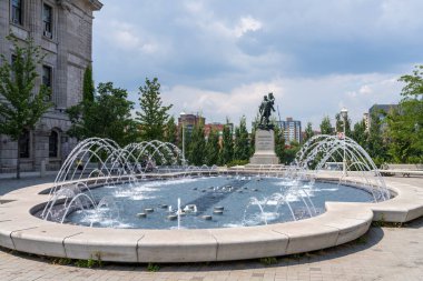 Montreal, Quebec, Kanada - 5 Ağustos 2021: Vauquelin Meydanı çeşmesi. Jean Vauquelin Anıtı.