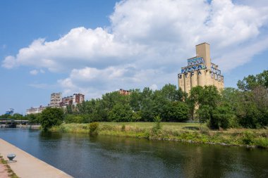 Montreal, Quebec, Kanada - 5 Ağustos 2021: Montreal Eski Limanı Lachine Kanalı Ulusal Tarihi Sahası.