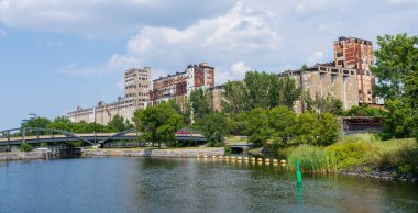 Montreal, Quebec, Kanada - 5 Ağustos 2021: Montreal Eski Limanı 'ndaki Lachine Kanalı Ulusal Tarih Bölgesi. Arka planda 5 numaralı silo..