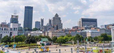 Montreal, Quebec, Kanada - 5 Ağustos 2021: Montreal Eski Limanı manzarası. Arka planda Montreal şehir merkezi silueti.