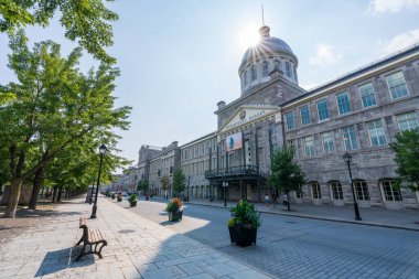 Montreal, Quebec, Kanada - 5 Ağustos 2021: Saint Paul Caddesi (Rue Saint-Paul), Eski Montreal. Bonsecours Pazarı (Marche Bonsecours).