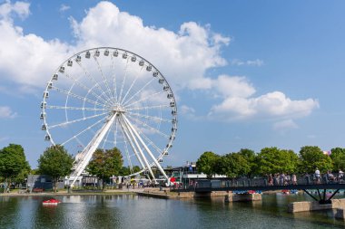 Montreal, Quebec, Kanada - 5 Ağustos 2021: Montreal Eski Limanı 'nda dönme dolap.