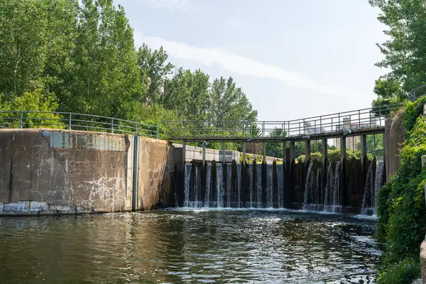 Montreal, Quebec, Kanada - 5 Ağustos 2021: Kilit No. Lachine Kanalı 1 numara. Montreal 'in Eski Limanı' ndaki Lachine Kanalı Ulusal Tarih Bölgesi.