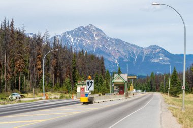 Parkway (Alberta Karayolu 93), Jasper şehrini kapsar. Arka planda Piramit Dağı. Jasper, Alberta, Kanada.