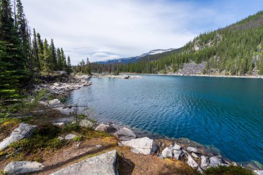 Jasper Ulusal Parkı 'ndaki Horseshoe Gölü, Alberta, Kanada. Kanada Kayalıkları yaz manzarası.