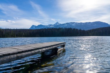 Göl kıyısındaki ahşap rıhtım. Leach Gölü, Jasper Ulusal Parkı. Alberta, Kanada. Kanada Kayalıkları yaz manzarası.