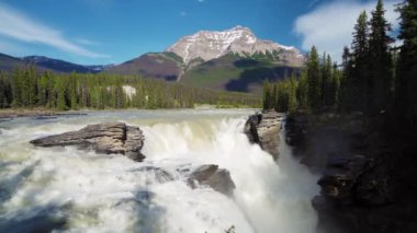 Jasper Ulusal Parkı 'ndaki Athabasca Şelalesi, Alberta, Kanada. Kanada Kayalıkları yaz manzarası. Arka planda Kerkeslin Dağı.