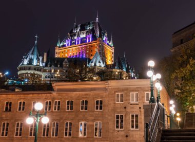 Quebec, Kanada - 18 Ekim 2021: Sonbaharda eski Fairmont şehri Fairmont Le Chateau Frontenac 'ın gece manzarası.