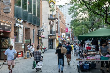 Montreal, Quebec, Kanada - 11 Ağustos 2021: Montreal 'in Çin Mahallesi sokak manzarası. De la Gauchetiere Caddesi.