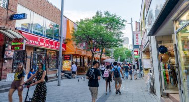Montreal, Quebec, Kanada - 11 Ağustos 2021: Montreal 'in Çin Mahallesi sokak manzarası. De la Gauchetiere Caddesi.