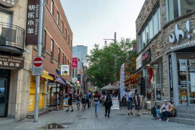 Montreal, Quebec, Kanada - 11 Ağustos 2021: Montreal 'in Çin Mahallesi sokak manzarası. De la Gauchetiere Caddesi.