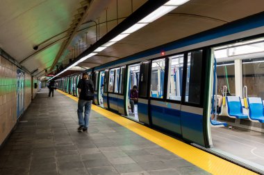Montreal, Quebec, Kanada - 11 Ağustos 2021: Montreal Metro Papineau Metro İstasyonu.