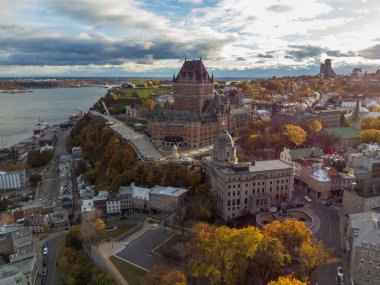 Quebec Şehri 'nin hava manzarası Sonbahar sezonunun günbatımında.