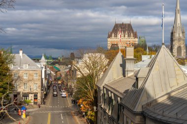 Quebec, Kanada - 20 Ekim 2021: Quebec City Old Town Sonbahar sezonunda sokak manzarası.