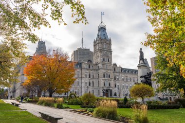 Quebec Şehri, Kanada - 20 Ekim 2021: Quebec Parlamento Binası Sonbaharda.
