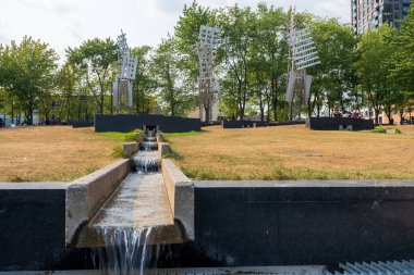 Montreal, Quebec, Kanada - 20 Ağustos 2021: Place? milie-Gamelin (Berri Meydanı), Quartier des spectacles.