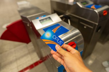 Montreal, Quebec, Kanada - 20 Ağustos 2021: Montreal Metro Berri-UQAM İstasyonu bilet kapısından girmek için OPUS akıllı kartını kullanmak.