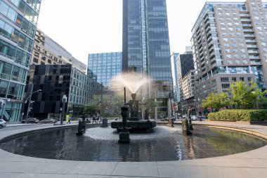 Montreal, Quebec, Kanada - 20 Ağustos 2021: Jean-Paul Riopelle Meydanı 'nda La Joute heykeli.