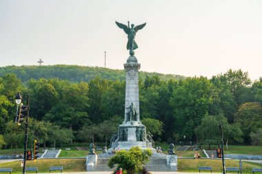 Montreal, Quebec, Kanada - 20 Ağustos 2021: George-? tienne Cartier Mount Royal Park Anıtı.