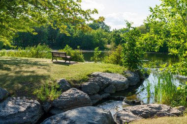 Yaz mevsiminde Angrignon Park 'ın gölü. Montreal, Quebec, Kanada.