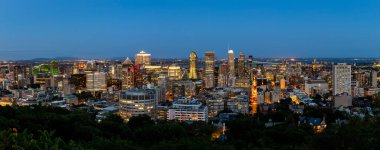 Montreal şehir merkezinin hava manzaralı gece panoraması. Montreal, Quebec, Kanada.