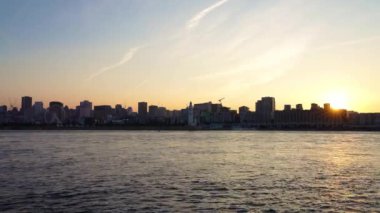 Montreal 'in eski limanı ve geceleri gökyüzü. Renkli binaların ışıkları suya yansıyor. Montreal şehri, Quebec, Kanada.