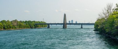 Concorde Köprüsü (Pont De la Concorde) Pierre-Dupuy Bulvarı 'nı Saint Helen Adası ile Notre-Dame Adası arasında St. Lawrence Nehri' nin karşısına taşır. Montreal, Quebec, Kanada.