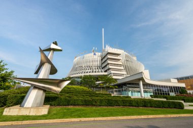Montreal, Quebec, Kanada - 8 Ağustos 2021: Montreal Casino (Montreal Kumarhanesi). Kanada 'nın en büyük kumarhanesi, Notre Dame Adası' nda, Jean-Drapeau Park 'ta..