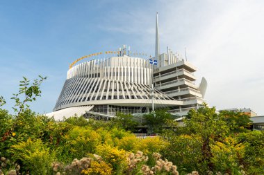 Montreal, Quebec, Kanada - 8 Ağustos 2021: Montreal Casino (Montreal Kumarhanesi). Kanada 'nın en büyük kumarhanesi, Notre Dame Adası' nda, Jean-Drapeau Park 'ta..