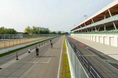 Montreal, Quebec, Kanada - 8 Ağustos 2021: İnsanlar Notre Dame Adası Pisti Gilles Villeneuve 'de bisiklet sürüyor. Montreal, Quebec, Kanada.