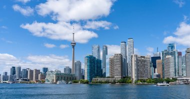 Toronto City şehir merkezi silueti. Toronto Adası feribotu limanın içinde. Ontario, Kanada.