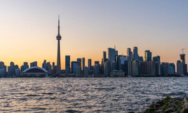 Toronto City şehir merkezi, gün batımında gökyüzü manzarası. Ontario, Kanada.