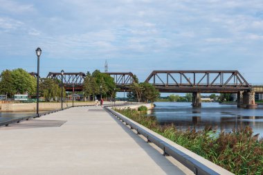 Sainte-Anne-de-Bellevue, Quebec, Kanada - 27 Ağustos 2021: Sainte-Anne-de-Bellevue Kanalı Kanada Ulusal Tarih Bölgesi. Arka planda Galipeault Köprüsü.