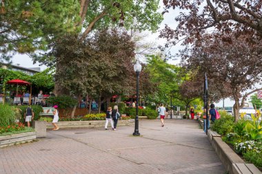 Sainte-Anne-de-Bellevue, Quebec, Kanada - 27 Ağustos 2021: Sainte-Anne-de-Bellevue Kanal Yolu.