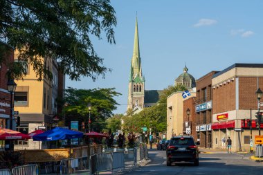 Longueuil, Quebec, Kanada - 26 Ağustos 2021: Saint-Charles Caddesi sokak manzarası (Rue Saint-Charles). Longueuil Şehir Manzarası.