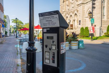 Longueuil, Quebec, Kanada - 26 Ağustos 2021: Longueuil City otoparkı maaş istasyonu. Bölge STC 01.