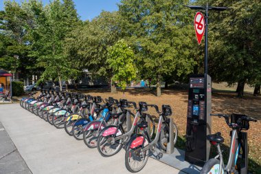 Longueuil, Quebec, Kanada - 26 Ağustos 2021: Bixi (bisiklet paylaşım sistemi) istasyonu.