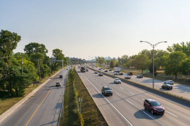 Longueuil, Quebec, Kanada - 26 Ağustos 2021: Quebec Route 132, Quebec 'in en uzun otoyolu. Longueuil Belvedere 'den görüntü.